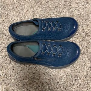 Tennis shoes blue with grey